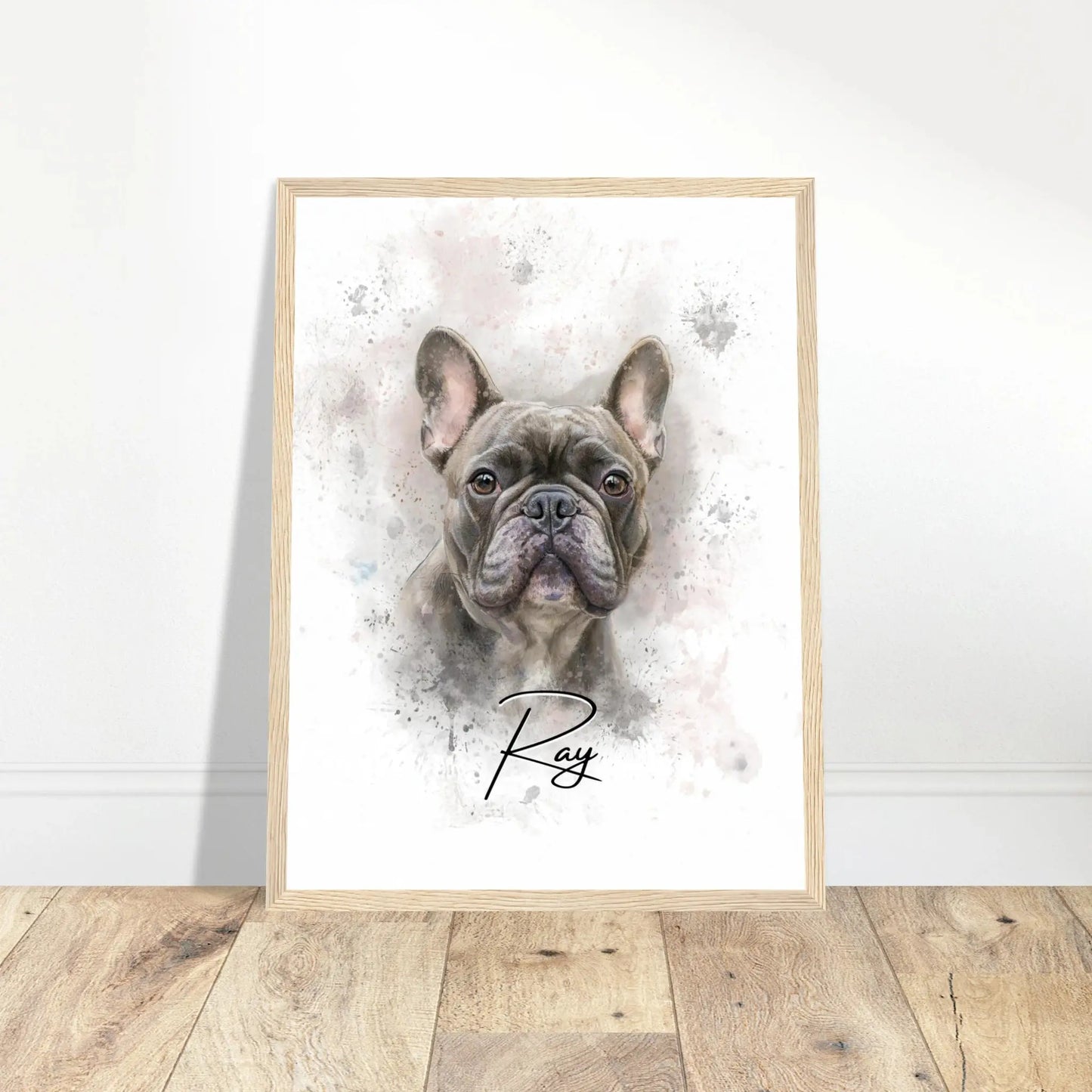 Aquarell-Tierportrait einer englischen Bulldogge im Wasserfarben-Stil auf Fine-Art Papier im holzfarbenen Bilderrahmen 30x40 cm. Vor vorne an einer Wand lehnend.
