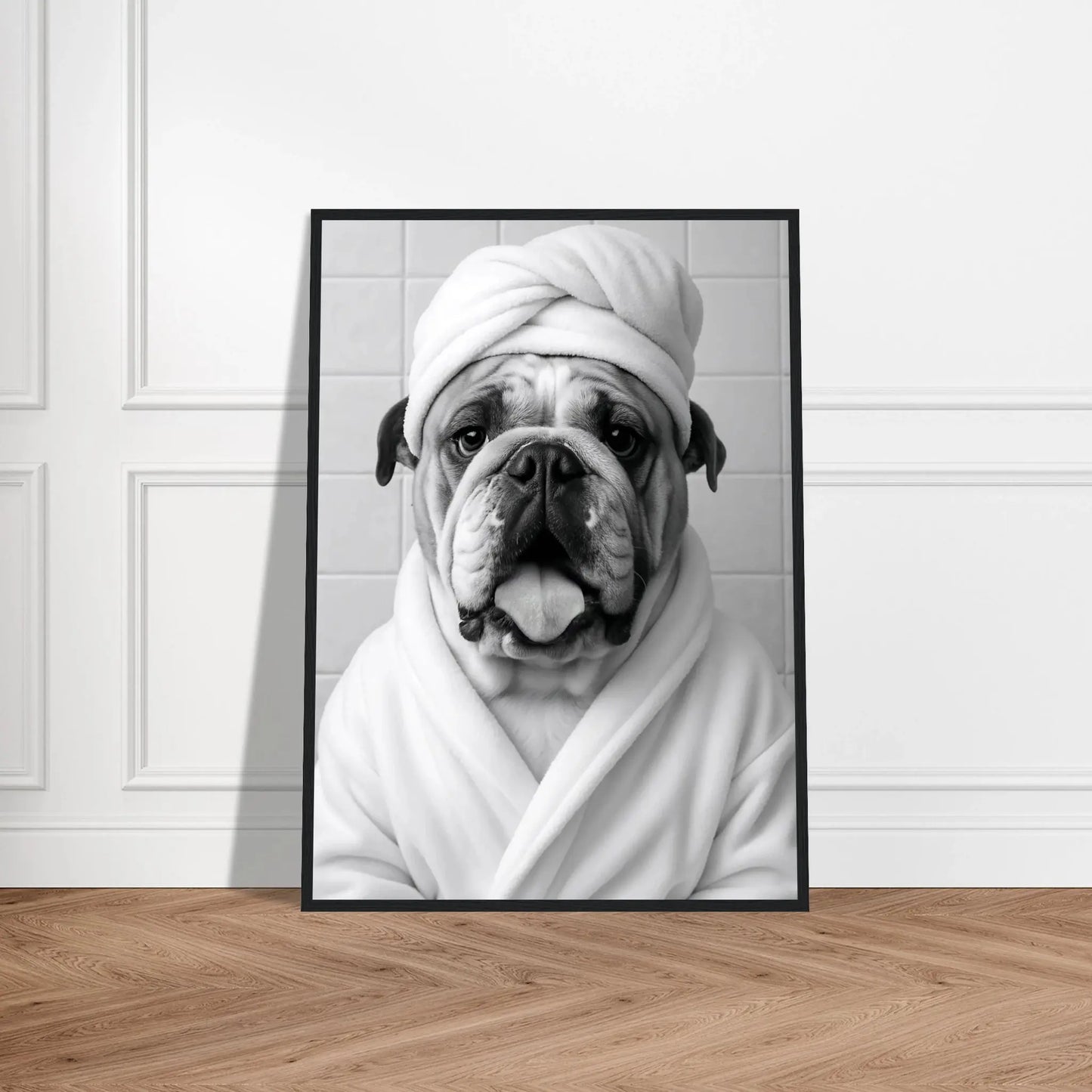 Lustiges Tierportrait einer englischen Bulldogge im Wellness-Stil mit BAdemantel und Handtuch auf Fine-Art Papier im schwarzen Bilderrahmen 50x70 cm. Von vorne an einer Wand lehnend.