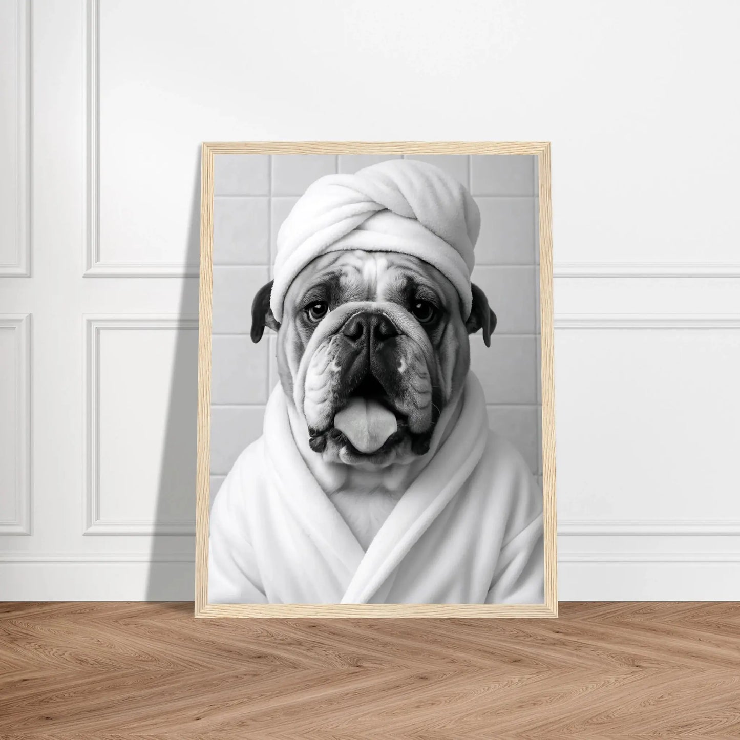 Lustiges Tierportrait einer englischen Bulldogge im Wellness-Stil mit Bademantel und Handtuch auf Fine-Art Papier im holzfarbenen Bilderrahmen 30x40 cm. Von vorne an einer Wand lehnend.