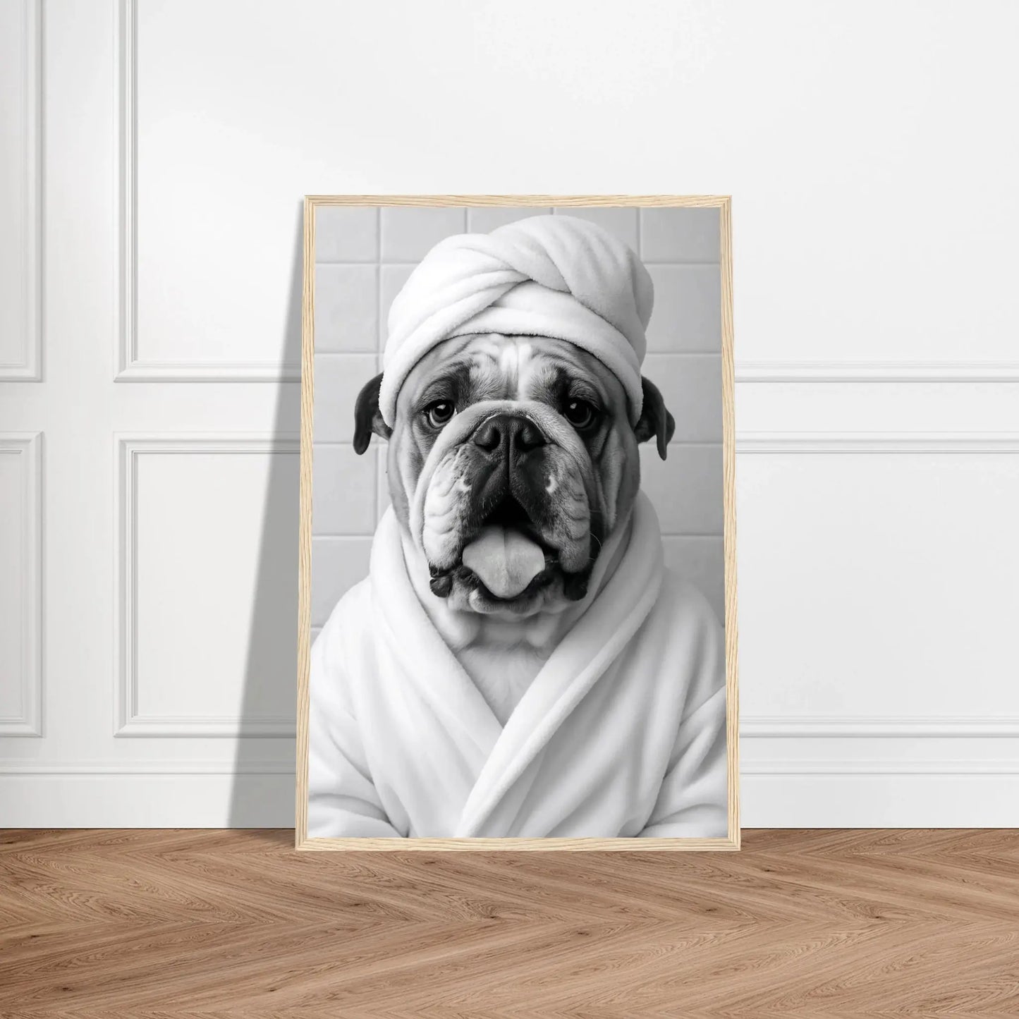 Lustiges Tierportrait einer englischen Bulldogge im Wellness-Stil mit Bademantel und Handtuch auf Fine-Art Papier im holzfarbenen Bilderrahmen 40x60 cm. Von vorne an einer Wand lehnend.