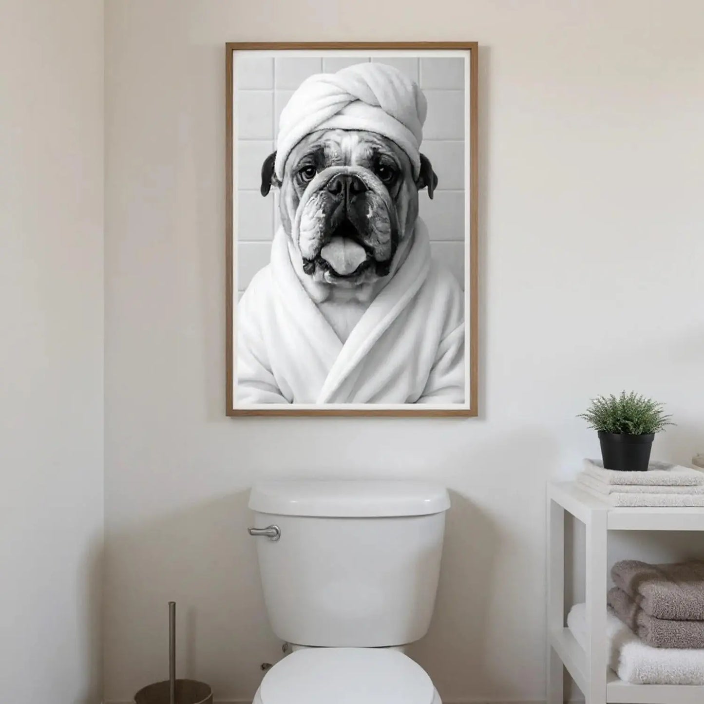 Lustiges Tierportrait einer englischen Bulldogge im Wellness-Stil mit Bademantel und Handtuch auf Fine-Art Papier im holzfarbenen Bilderrahmen 50x70 cm. Frontal an einer Wand im Badezimmer über einer Toilette hängend.