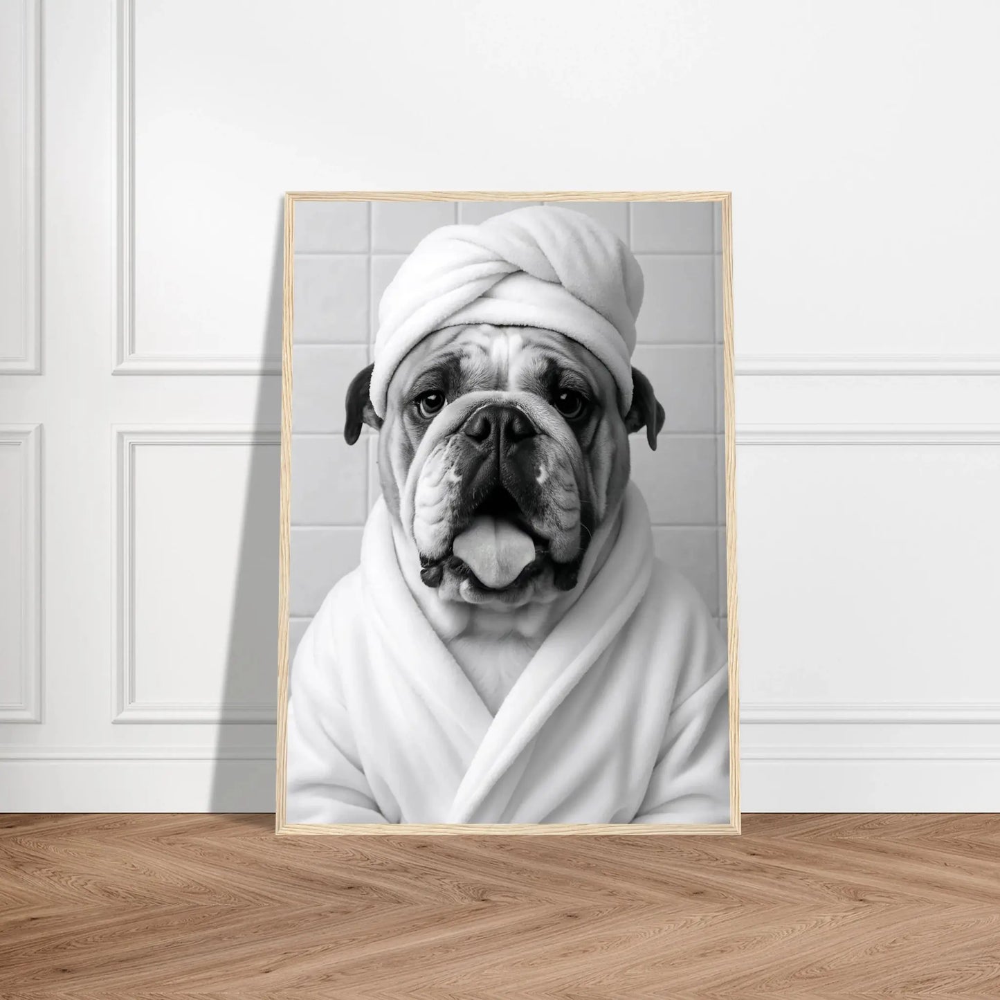 Lustiges Tierportrait einer englischen Bulldogge im Wellness-Stil mit Bademantel und Handtuch auf Fine-Art Papier im holzfarbenen Bilderrahmen 50x70 cm. Von vorne an einer Wand lehnend.