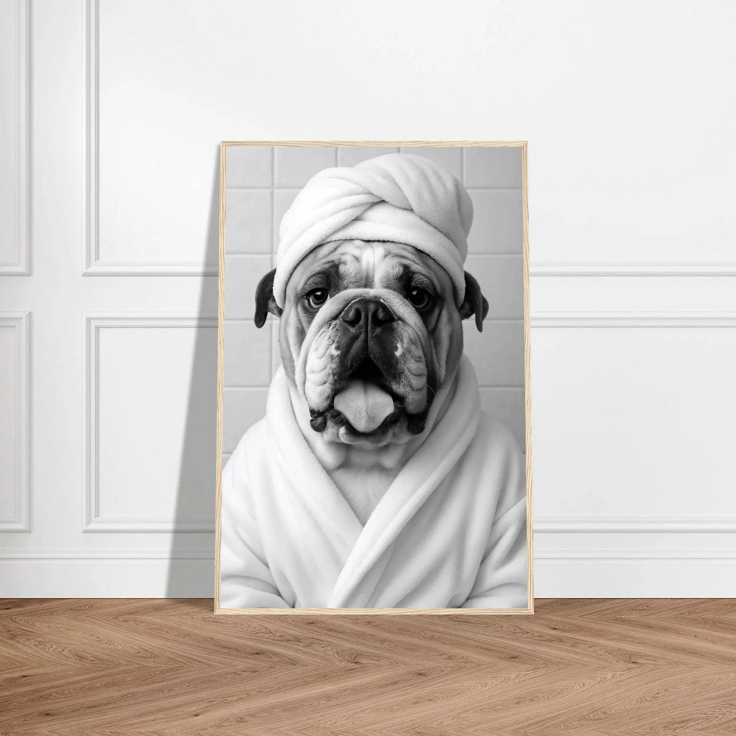 Lustiges Tierportrait einer englischen Bulldogge im Wellness-Stil mit Bademantel und Handtuch auf Fine-Art Papier im holzfarbenen Bilderrahmen 60x90 cm. Von vorne an einer Wand lehnend.