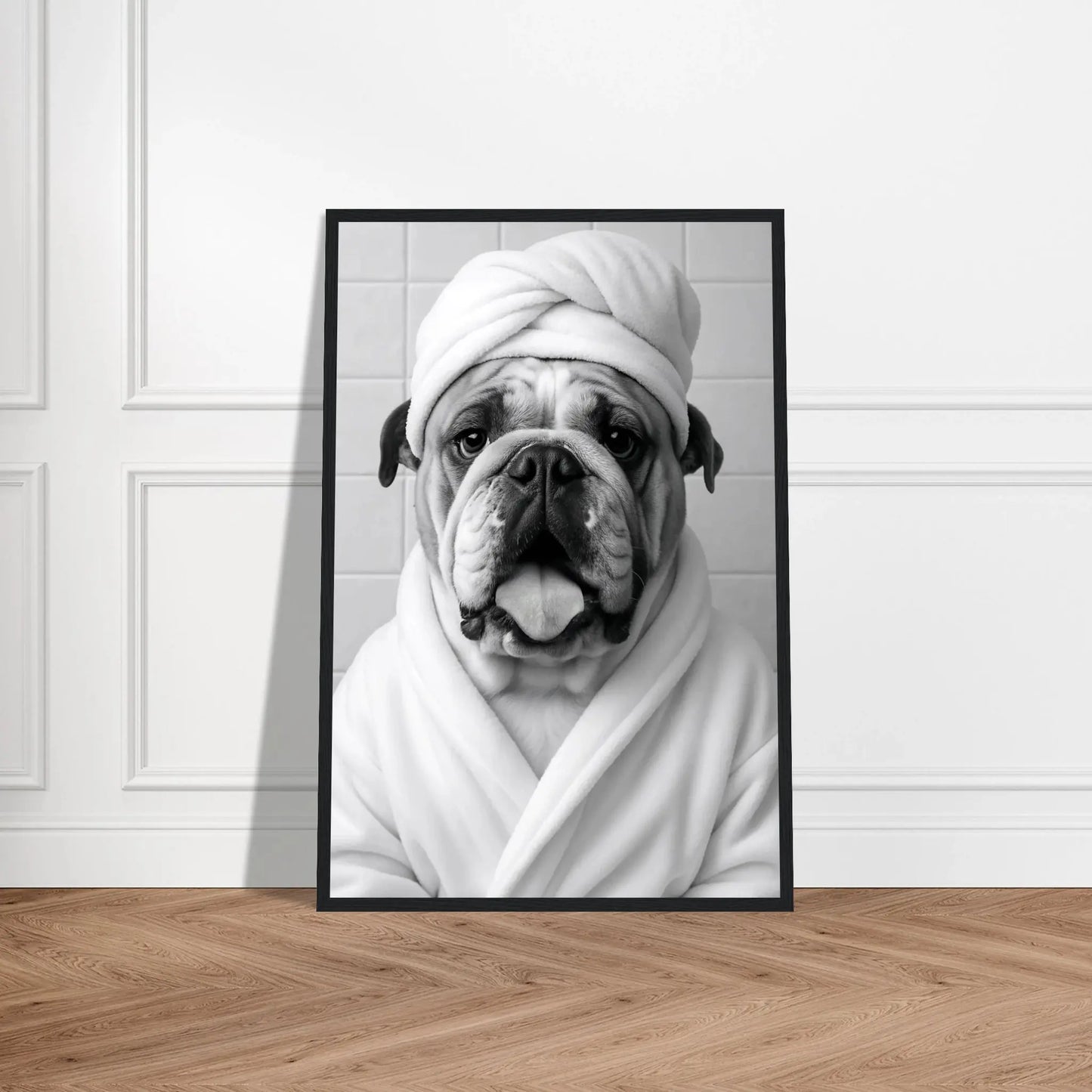 Lustiges Tierportrait einer englischen Bulldogge im Wellness-Stil mit Bademantel und Handtuch auf Fine-Art Papier im schwarzen Bilderrahmen 40x60 cm. Von vorne an einer Wand lehnend.