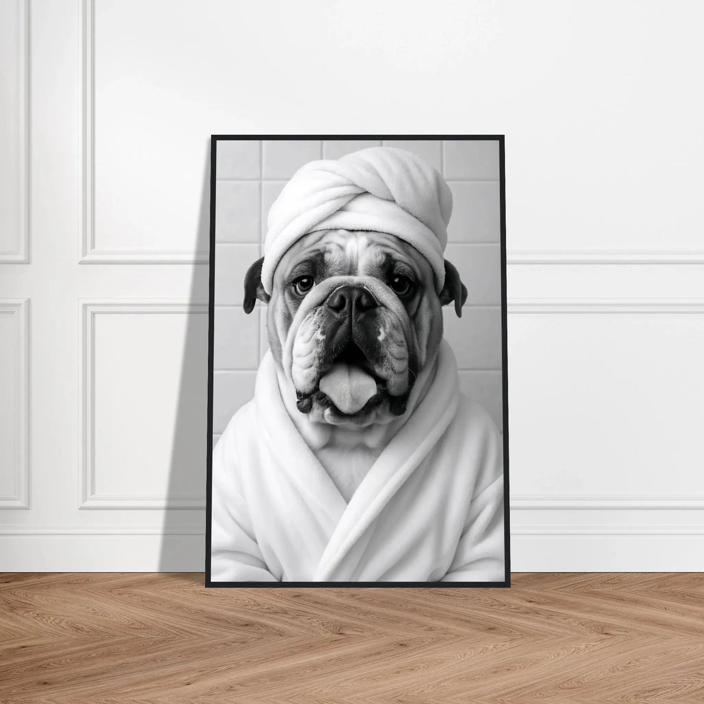 Lustiges Tierportrait einer englischen Bulldogge im Wellness-Stil mit Bademantel und Handtuch auf Fine-Art Papier im schwarzen Bilderrahmen 60x90 cm. Von vorne an einer Wand lehnend.