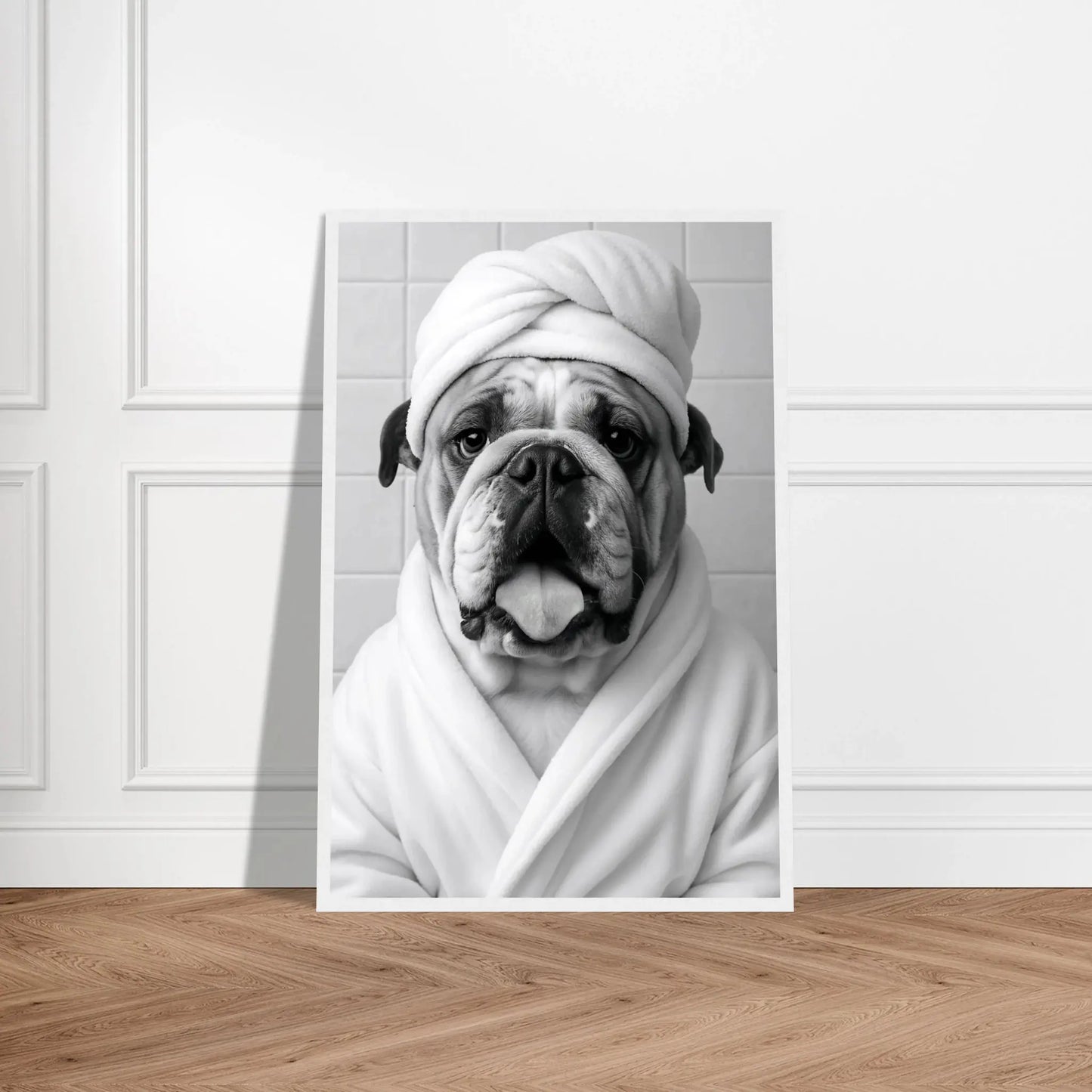 Lustiges Tierportrait einer englischen Bulldogge im Wellness-Stil mit Bademantel und Handtuch auf Fine-Art Papier im weißen Bilderrahmen 40x60 cm. Von vorne an einer Wand lehnend.