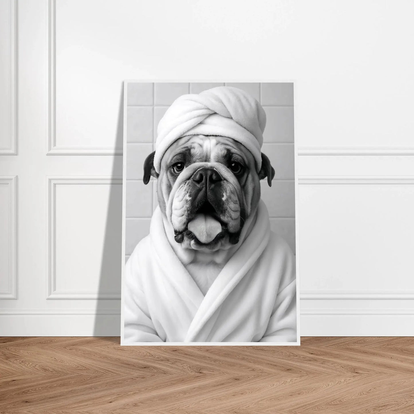 Lustiges Tierportrait einer englischen Bulldogge im Wellness-Stil mit Bademantel und Handtuch auf Fine-Art Papier im weißen Bilderrahmen 60x90 cm. Von vorne an einer Wand lehnend.