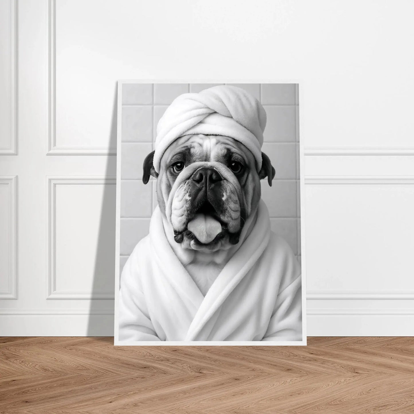 Lustiges Tierportrait einer englischen Bulldogge im Wellness-Stil mit Bademantel und Handtuch auf Fine-Art Papier im weißen Bilderrahmen 50x70 cm. Von vorne an einer Wand lehnend.