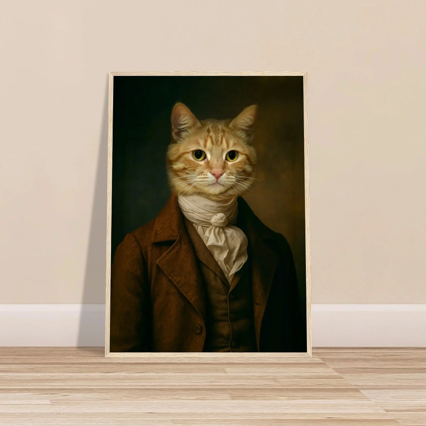 Renaissance Tierportrait einer orangefarbenen getigerten Katze im Kleidungsstil eines edlen Mannes mit Halstuch. Frontal im holzfarbenen Bilderrahmen in 50 x 70 cm an einer Wand lehnend.