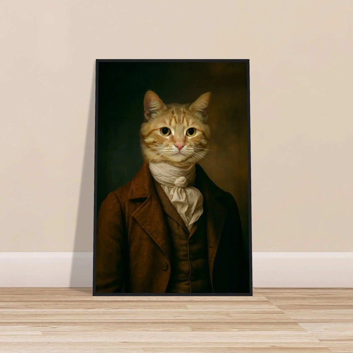 Renaissance Tierportrait einer orangefarbenen getigerten Katze im Kleidungsstil eines edlen Mannes mit Halstuch. Frontal im schwarzen Bilderrahmen in 60 x 90 cm an einer Wand lehnend.