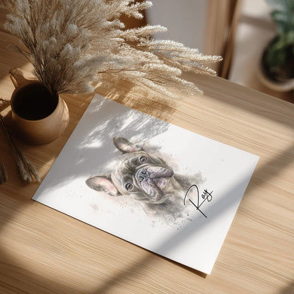 Aquarell-Tierportrait einer englischen Bulldogge im Wasserfarben-Stil auf Fine-Art Papier in 30x40 cm. Von oben fotografiert auf einem Tisch liegend. Daneben eine Pflanze in einer kleinen Vase.