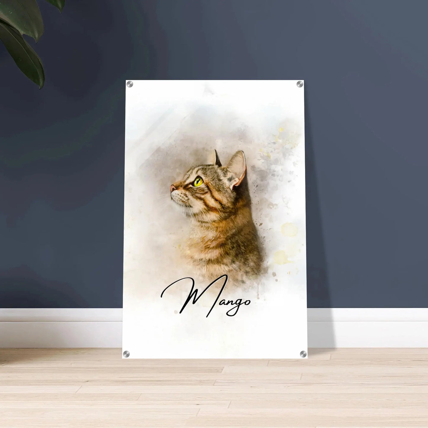 Aquarell-Tierportrait einer gestreiften Katze  im Wasserfarben-Stil auf Acrylglas 60x90 cm. Vor vorne an einer Wand lehnend.