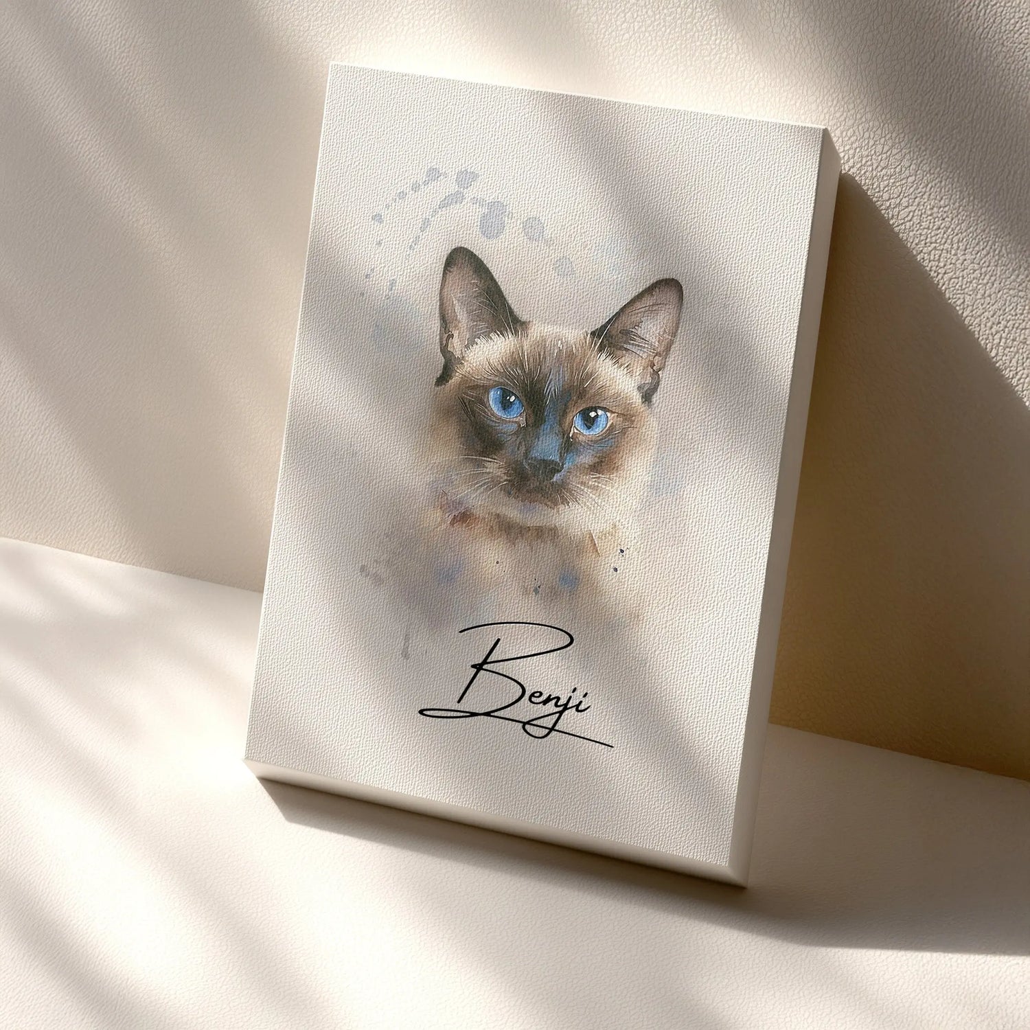 Aquarell Tierportrait einer Siamkatze mit blauen Augen auf Leinwand 30x40 cm. Seitlicher Blick an einer Wand lehnend.