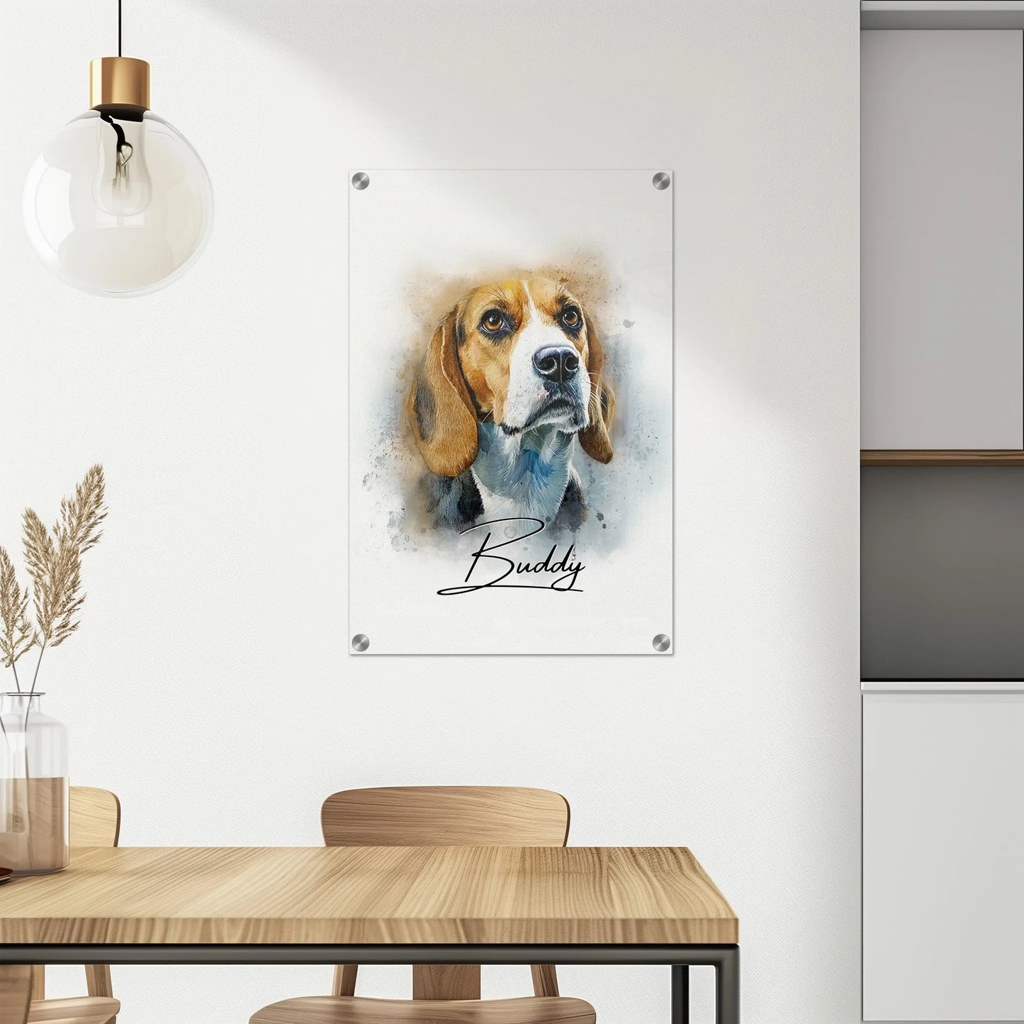 Aquarell Tierportrait eines Beagles auf Acrylglas 60x90 cm. Frontal hängend an einer Wand im Esszimmer über dem Esstisch.