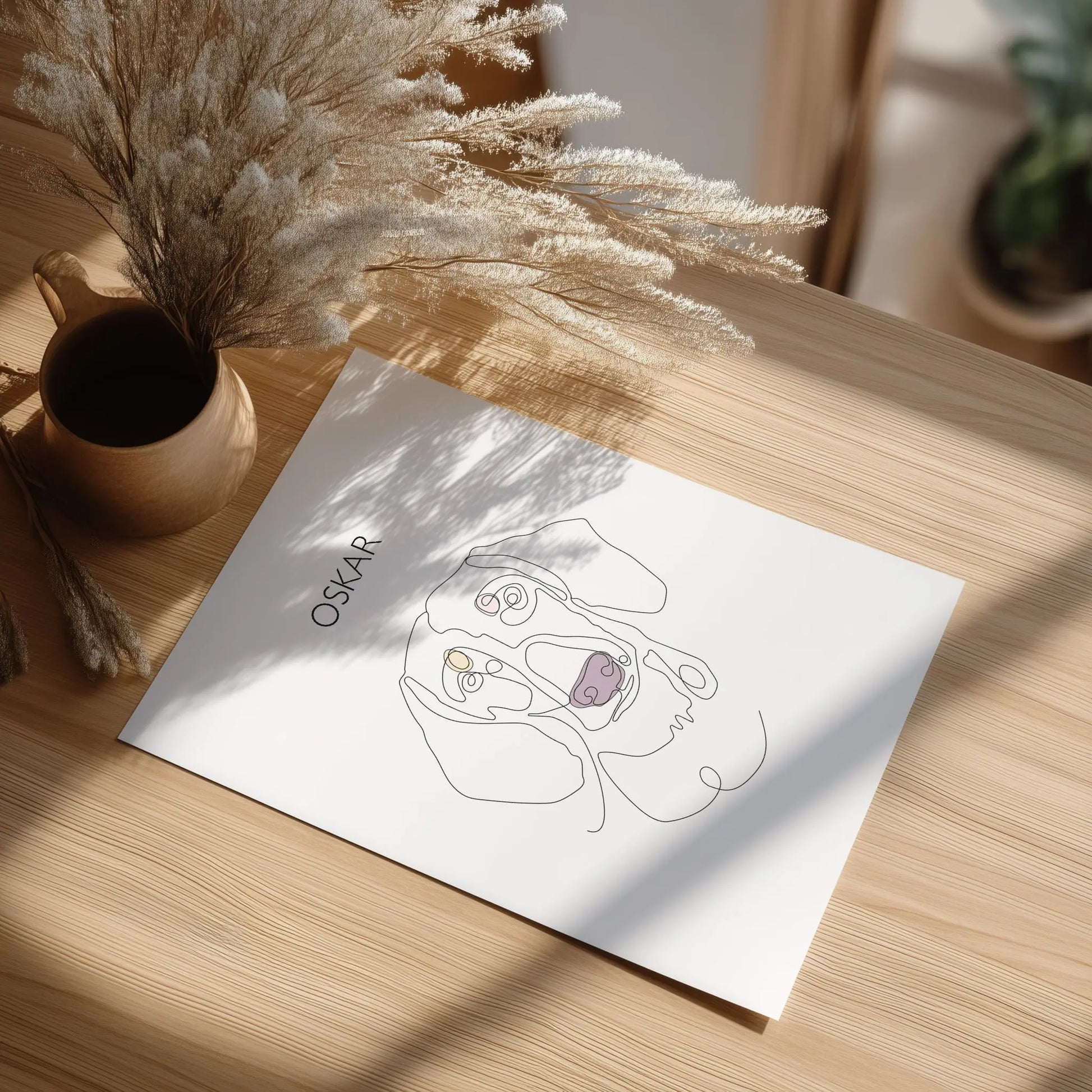 Minimalistisches One Line Art Hundeportrait Oskar, individuelles Haustierportrait nach Fotovorlage auf Fine Art Papier in 30x40cm. Von oben auf einem Tisch liegend.