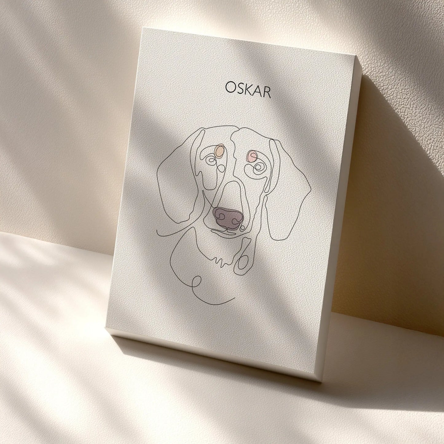 Minimalistisches One Line Art Hundeportrait Oskar, individuelles Haustierportrait nach Fotovorlage im modernen Stil auf Leinwand in 30x40cm. Seitlich an einer Wand lehnend.