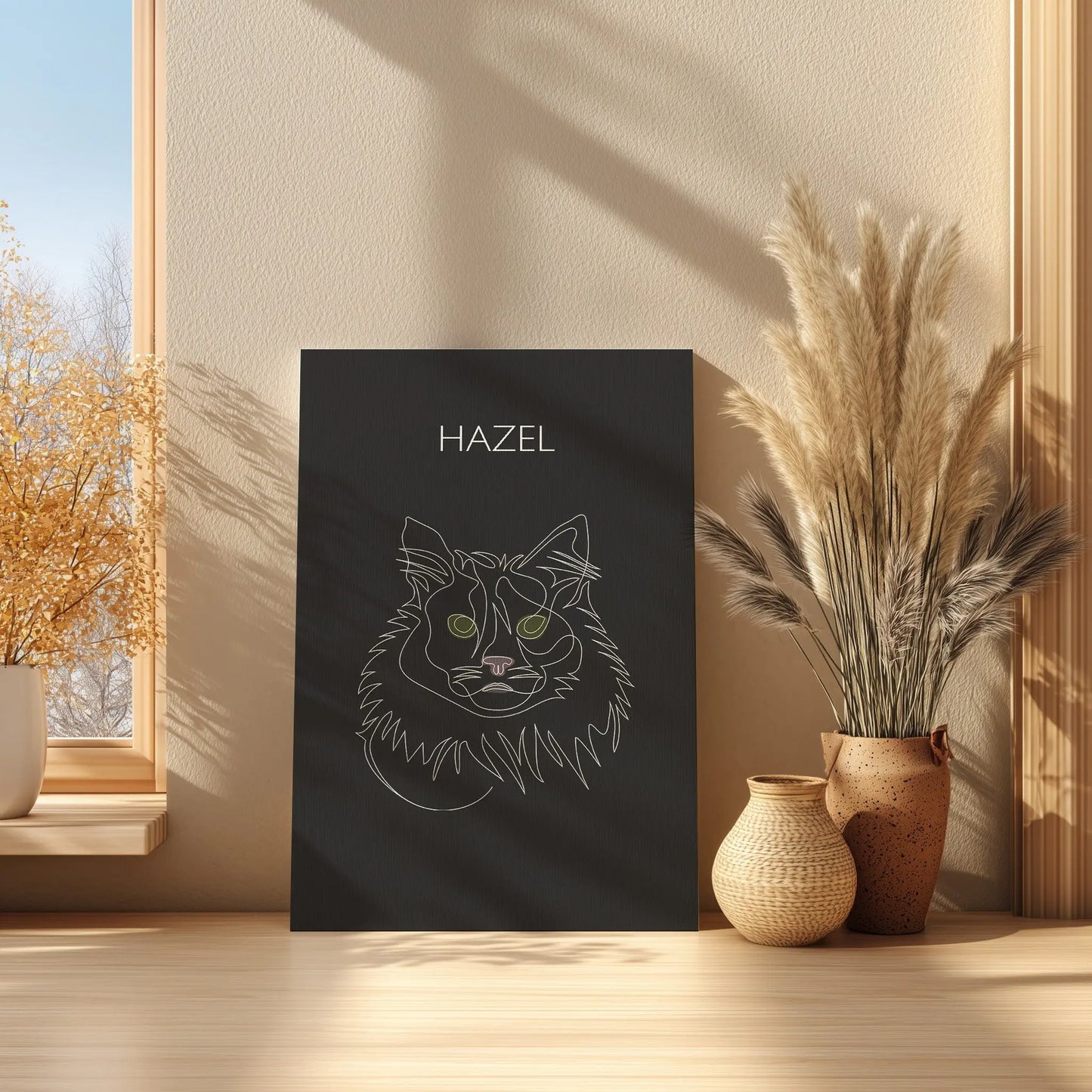 Minimalistisches One Line Art Katzenportrait Hazel, individuelles Haustierportrait nach Fotovorlage im modernen Stil auf dunkelgrauer Leinwand in 50x70cm. Fronatl an einer Wand lehnend, daneben eine Pflanze in einer Vase.