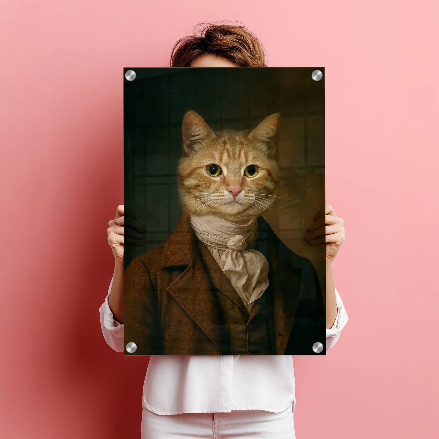 Renaissance Tierportrait einer orangefarbenen getigerten Katze im höfischen Gewand eines Gentlemans mit Halstuch. Auf Acrylglas in 40x60 cm. Frontal von einer Frau vor einer pinken Wand in den Händen gehalten.