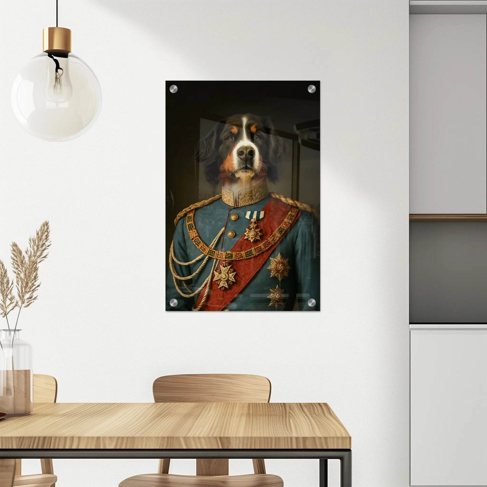 Renaissance Tierportrait eines Berner Sennenhundes im königlichen Gewand von König Ludwig II. Auf Acrylglas in 60x90 cm. Frontal an einer weissen Wand in einer Küche über dem Esstisch hängend.