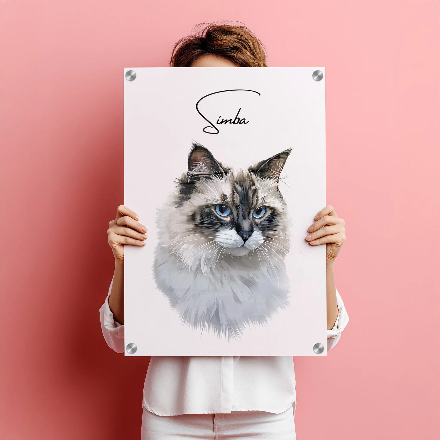 Tierportrait einer Bengal Katze mit weichem Fell im modernen Vektor-Stil auf Acrylglas 60x90 cm. Frontal gehalten von einer Frau vor einer pinken Wand.