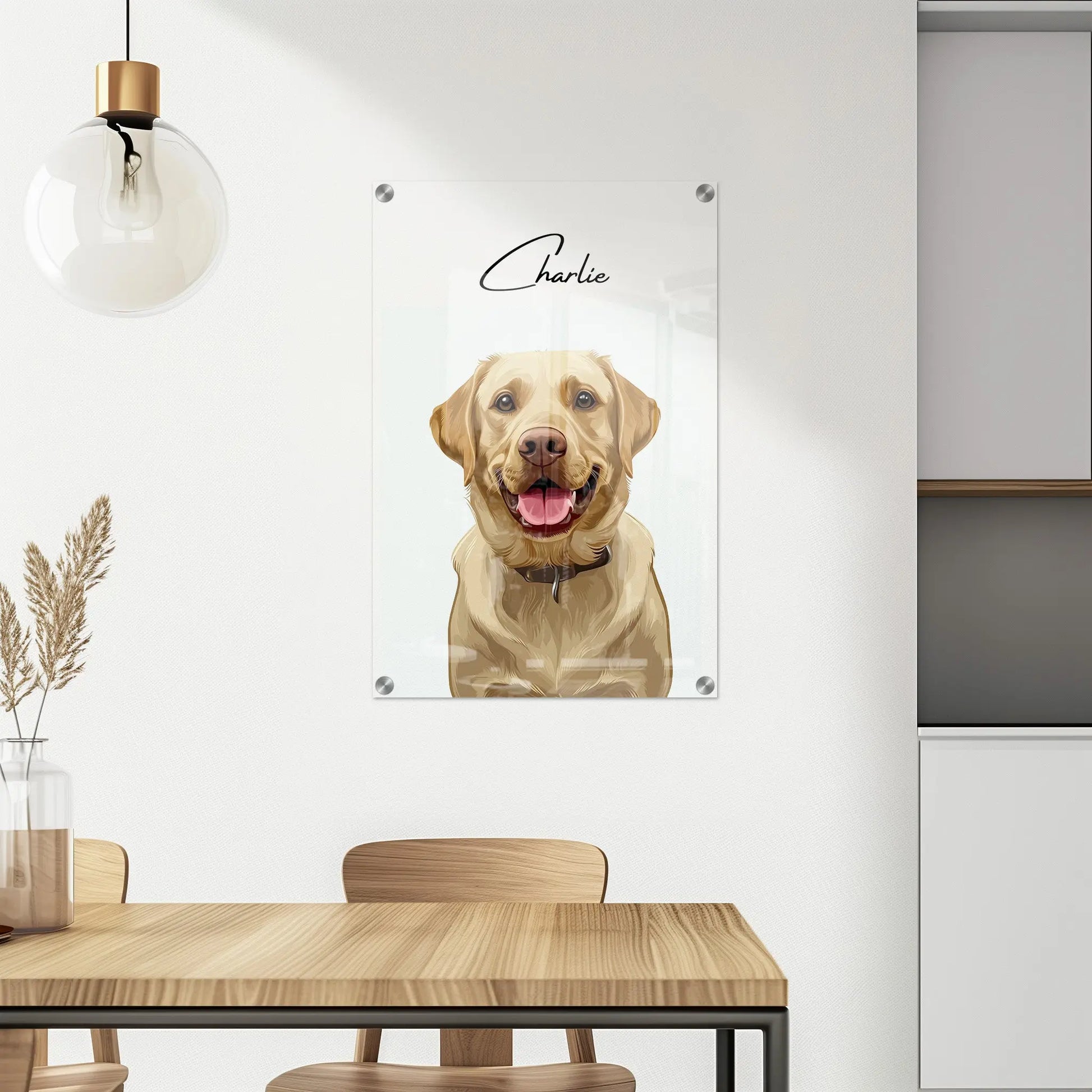 Tierportrait eines beigen Labrador Retrievers im modernen Vektor-Stil auf Acrylglas 60x90 cm. Frontal hängend an einer Wand im Esszimmer über dem Esstisch.