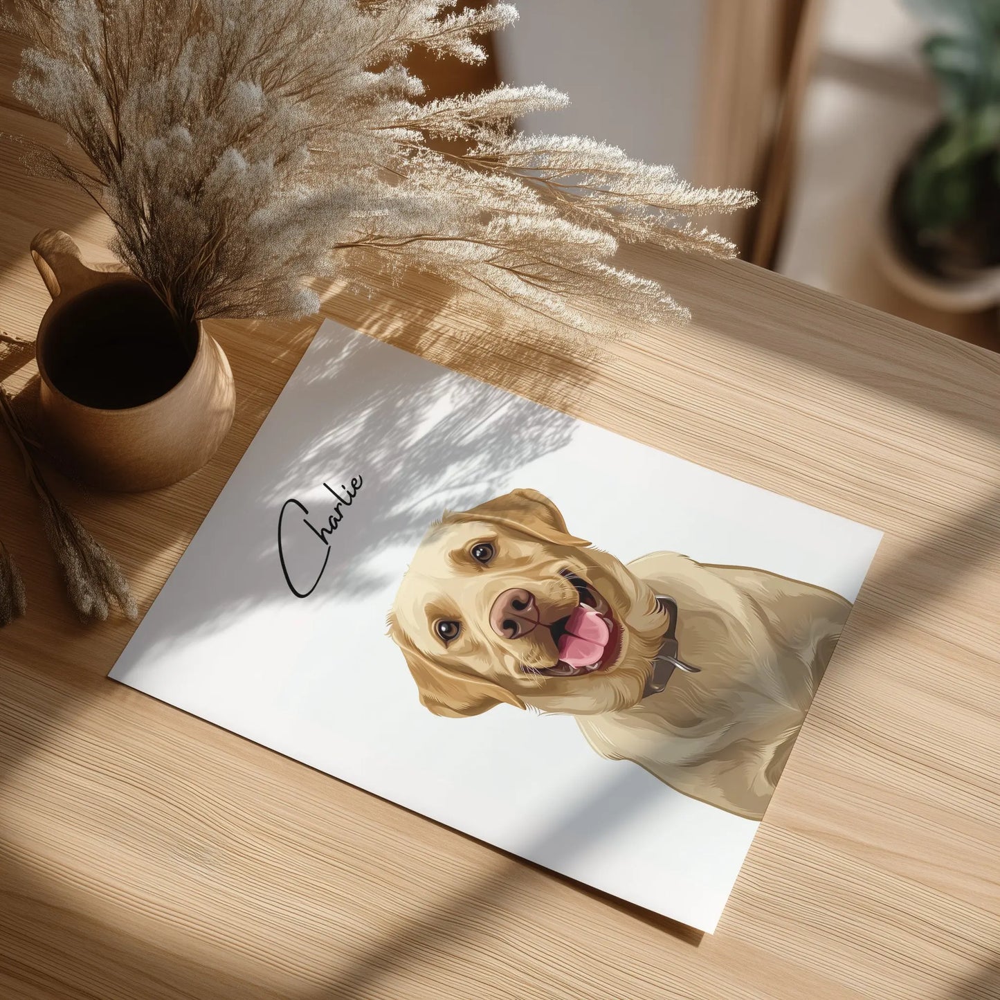 Tierportrait eines beigen Labrador Retrievers im modernen Vektor-Stil auf Fine-Art Papier 40x60 cm. Von oben auf einem Tisch liegend. Daneben Pflanzen.